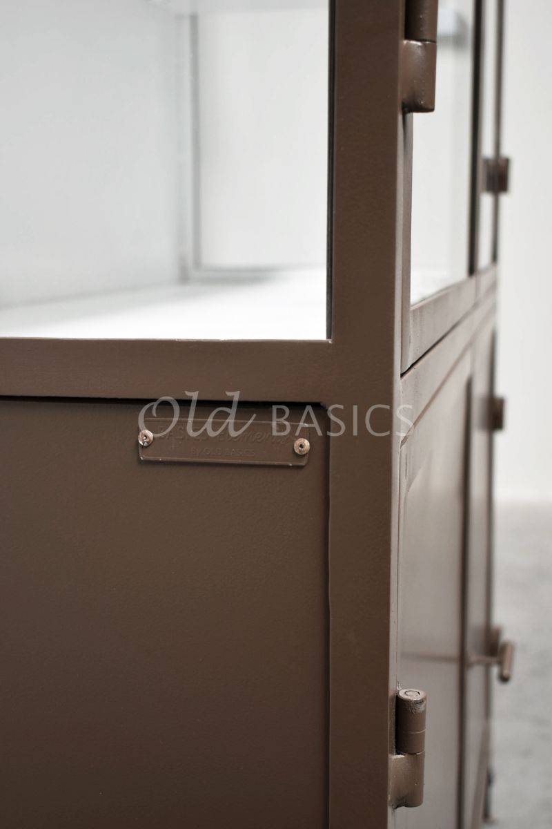 Detail van Apothekerskast Ilya Grand Walnootbruin, bruin, cognac, materiaal staal
